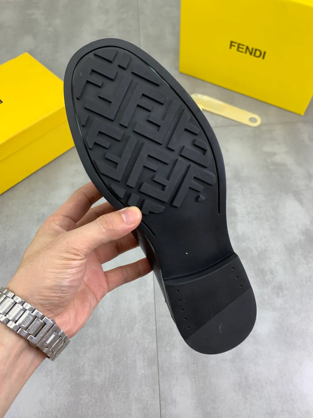 ​Men's shoes 💰P480💰[New model] Water dyed cowhide 🆘 The latest FENDI (Fendi) new casual leather shoes 🕶️🕶️Simple routing effect, showing an elegant and cool driving shoe 🎬Made of Italian 🇮🇹 imported calfskin + first-layer water-dyed cowhide lining🐂Excellent material🎬Detailed workmanship 🤗Comfortable foot feel➰➰. ​Pair it with any outfit to show your taste and temperament, low-key luxury ♻️Design ​simple and elegant ​noble and fashionable 🍃​Very loved and favored by trendy men 💓❤️Size: 38-44 2⃣️colors available